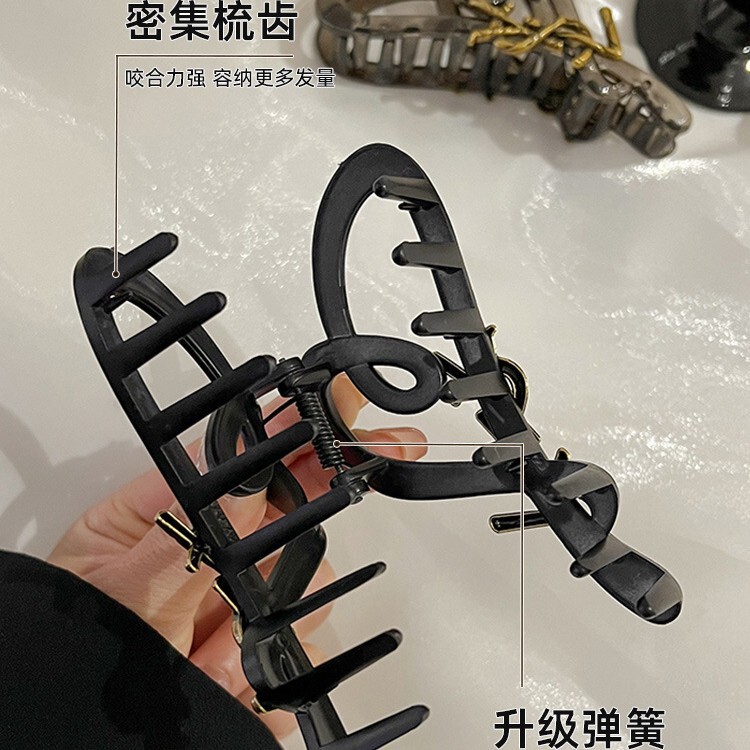 超特大号の愛のつかみの女性の高級感の後頭部はサメを巻いて復古のアルファベットの年の新型の髪を挟んで飾ります。|undefined