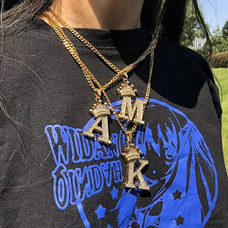 Lina Girl Europäisch-Amerikanischer Hip-Hop Volldiamant-Kronenanhänger mit 26 Buchstaben, Trendige Halskette mit Zirkon-Mikroeinlage für Damen und Herren,_voghion.com