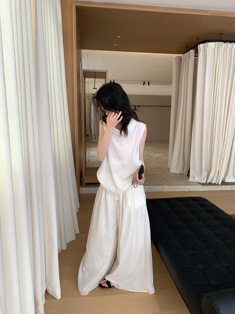 Áo sơ mi nữ không tay cổ bẻ phong cách công sở thiết kế rộng — màu đen, trắng ngà, màu vàng chi tiết 17