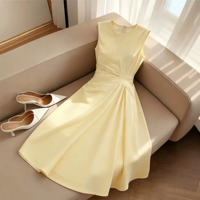 Elegant Goose Yellow Waist-Cinching Dress with Round Neck, Sleeveless A-Line Long Skirt, and Side Twist Design That Accentuates the Curves Gently 026 Elegant Goose Yellow Waist-Cinching Dress with Round Neck, Sleeveless A-Line Long Skirt, and Side Twist Design That Accentuates the Curves Gently 026