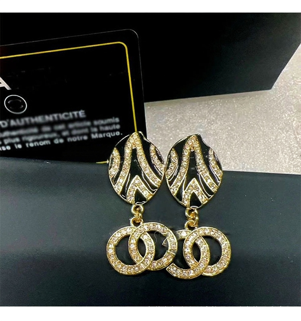 Cross-border Chanel-style brooch with a high-end, light-luxury feel, black and white enamel, rhinestones, three-dimensional petal flower brooch, wholesale from manufacturer