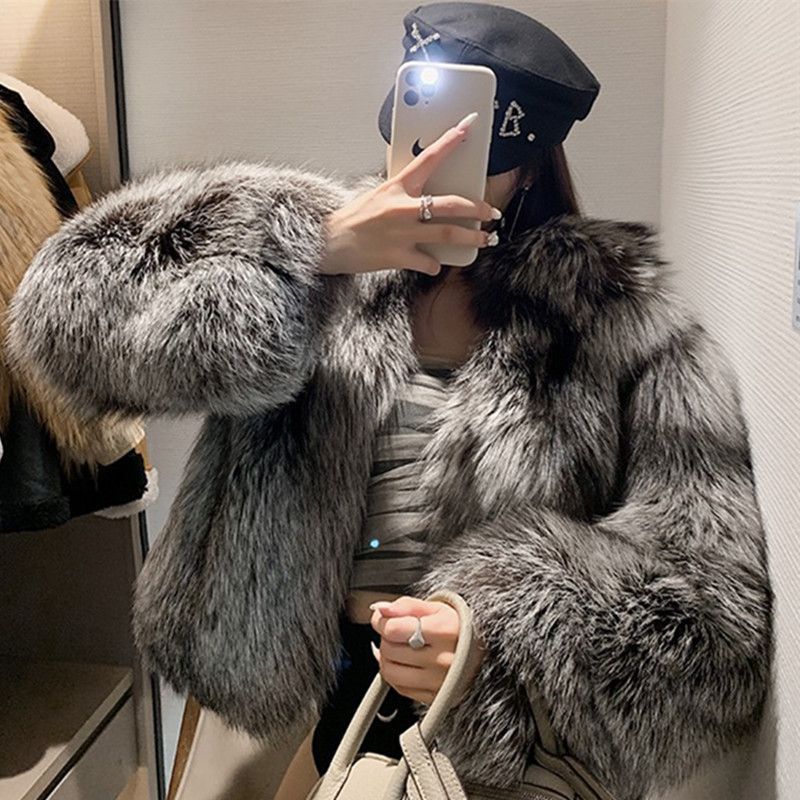 2026 Winter New Style Imitation Fox Fur Coat for Women, Short Fashionable Silver Fox Fur Integrated Fur Coat