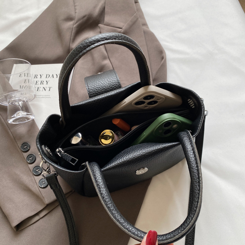 Bolso retro transfronterizo simple bolso de cubo de agua mujer otoño / invierno 2025 nuevo tipo de bolso de hombro casual bolso de moda