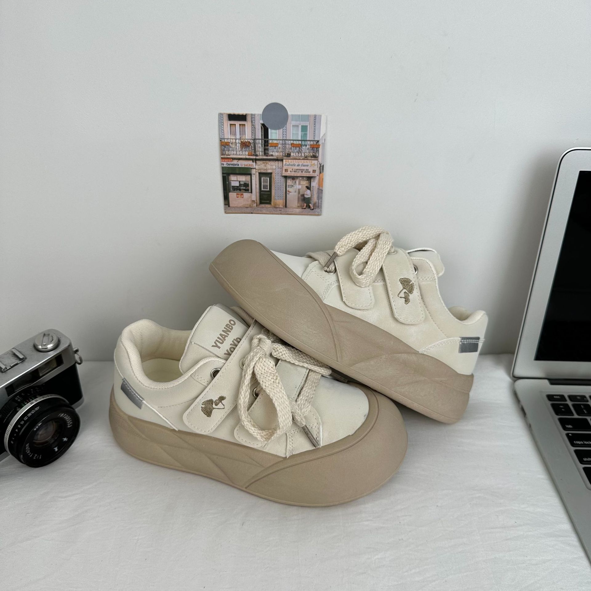 Zapatos de suela gruesa de ondas largas, zapatos blancos de altura baja de mujer, zapatos de pan de primavera coreanos, zapatos de cabeza grande generales