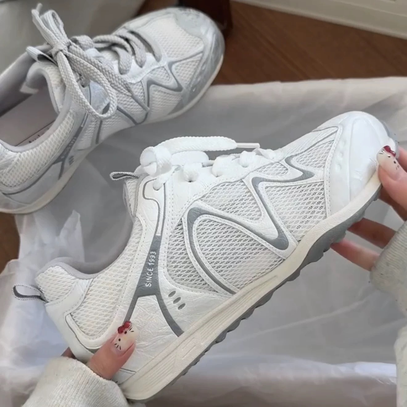 Primavera y verano de 2026 zapatos de entrenamiento de malla plana transpirables diarios zapatos blancos de moda para mujeres