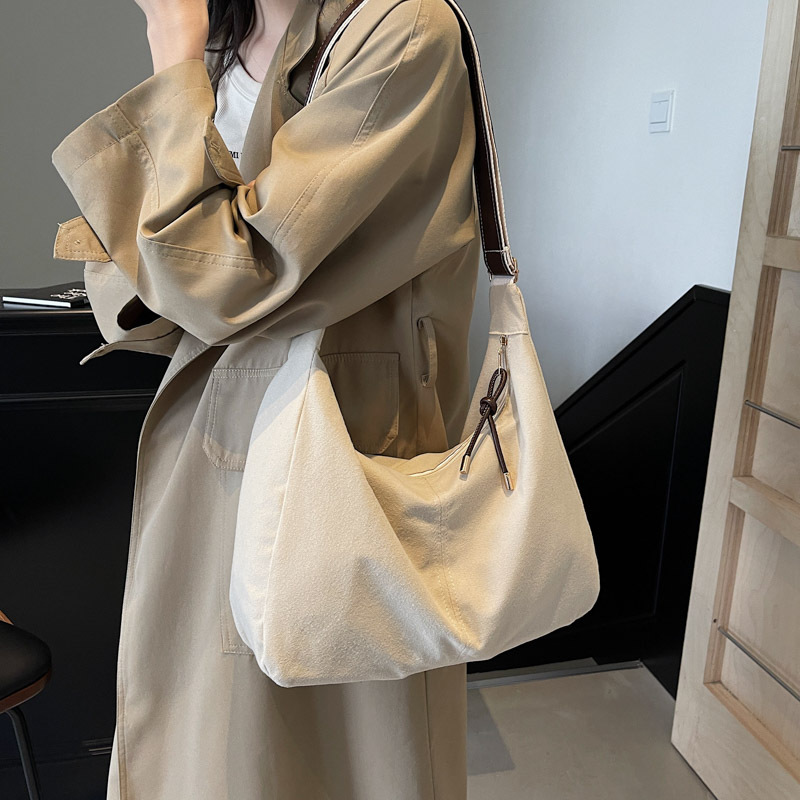 Suelo suave de gamuz de cautiverio 2024 nuevo color sólido de invierno gran capacidad simple de moda bolso de hombro bajo la axila