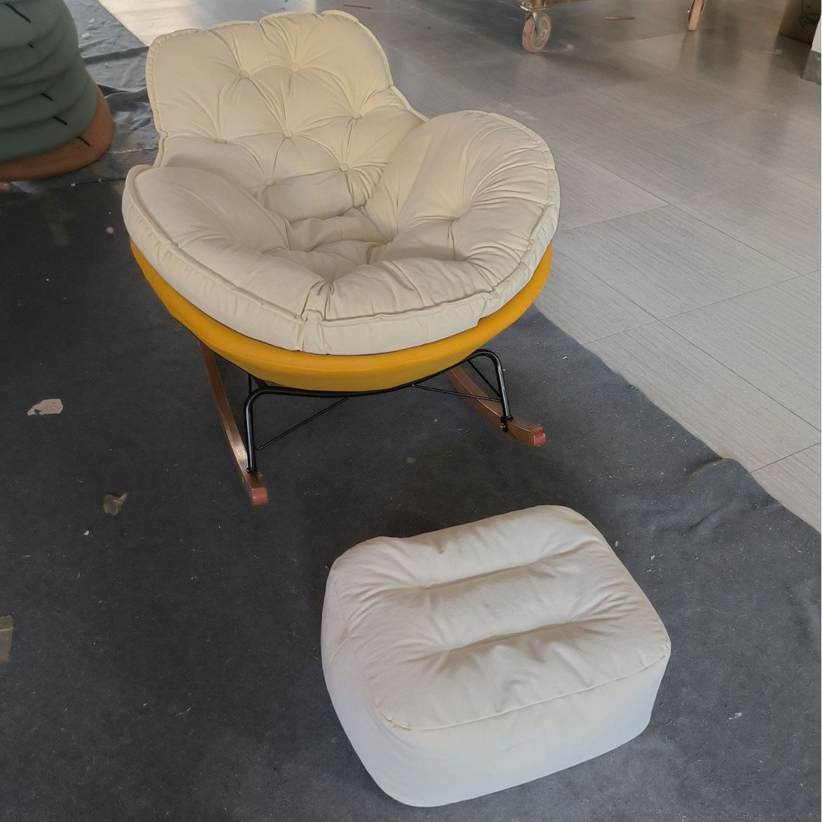 큰 스타일: 노란색 흰색 사각형 페달