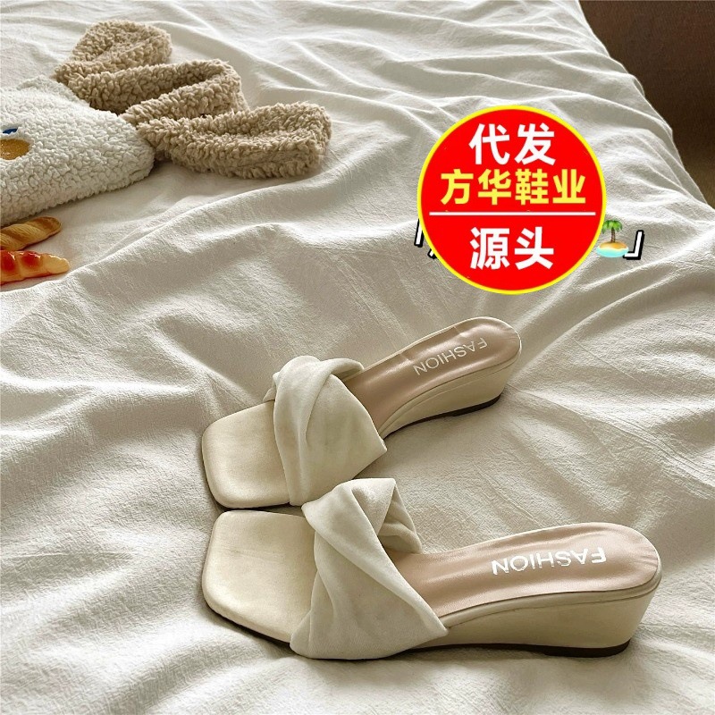 Zapatillas de tacón de pendiente francesa de color sólido simple de tacón alto 2026 verano nuevo estilo de dama zapatos de cabeza cuadrada