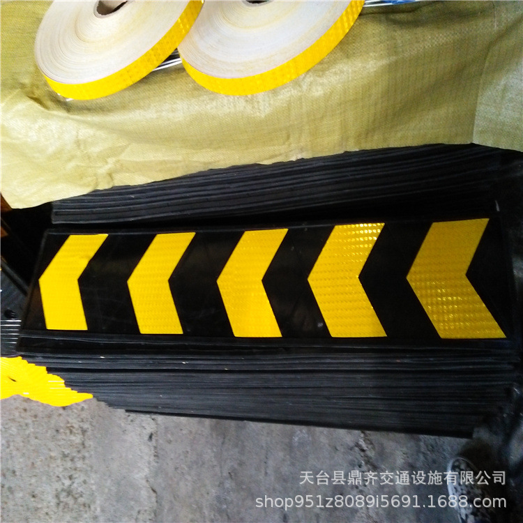 橡胶导向标指向标地脚线反光导向标用于地下车库墙壁上圆柱防撞片