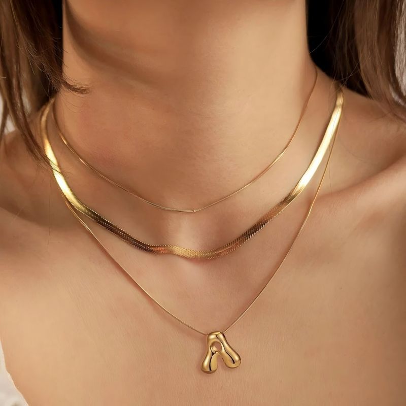 Europa y América de moda letras de acero inoxidable personalidad de diseño nicho ligero de lujo 18k oro titanio colgante de acero collar mujer