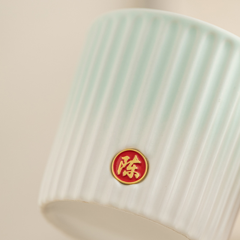 Taza de apellido Taza de agua Taza de cerámica Taza de marca Taza de café Regalo de mano mayorista Nombre de talla LOGO