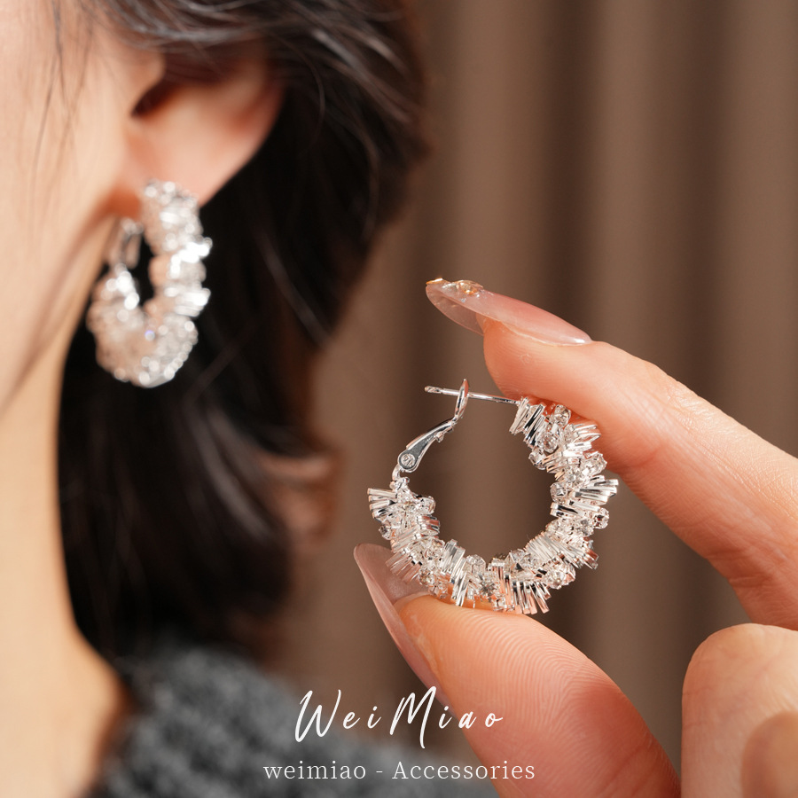 Geometría irregular circular hueco perilla de diamantes personalidad temperamento pendientes de moda ligero lujo alta sensación de auriculares al por mayor