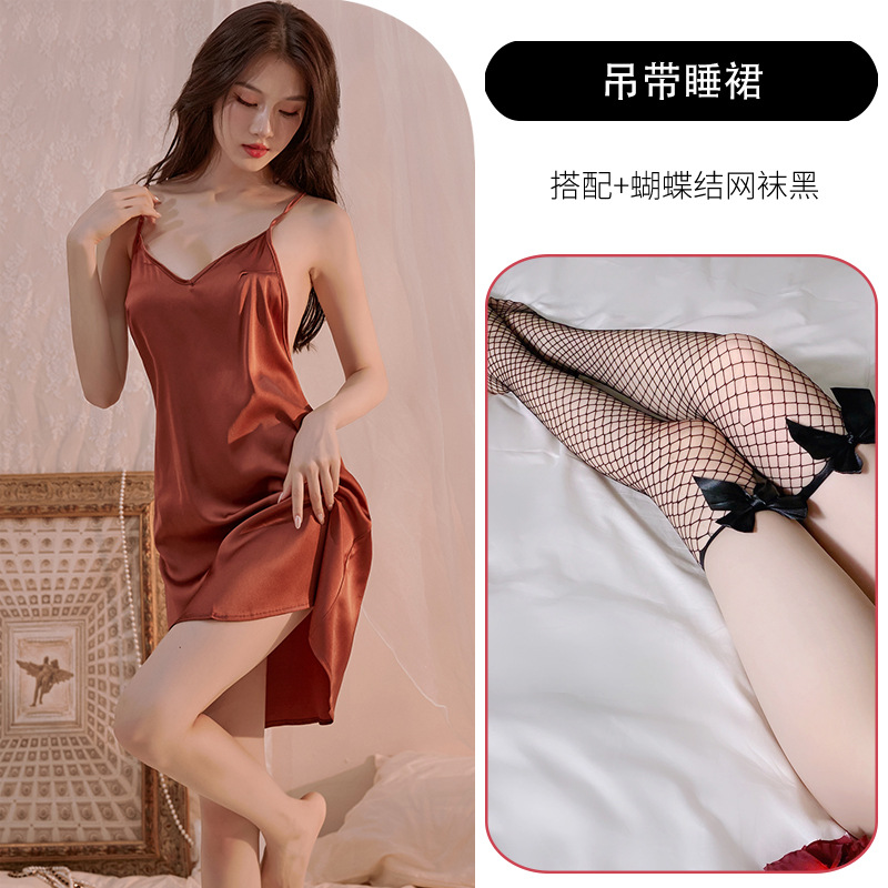 진한 베이지 + 검은 나비 양말