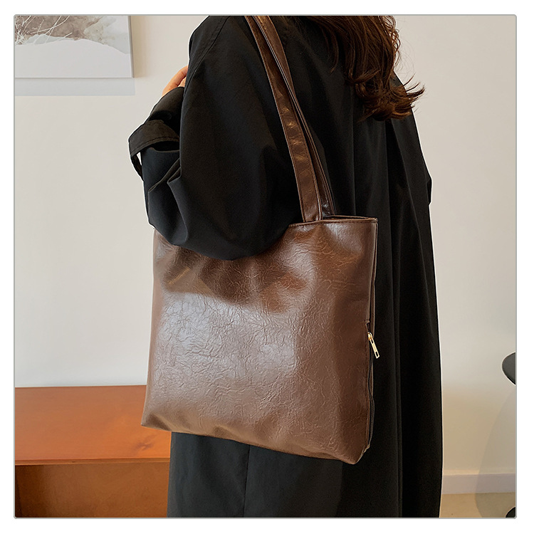 Retro large-capacity tote bag for women, 2024 new style fashionable portable commuting bag for going out, single-shoulder bag for students' classes undefined