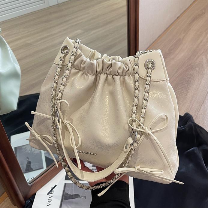 Bolsa de arco de moda explosiva para mujeres 2024 verano nuevo simple versátil bolso de brazo bolso de tendencia de viaje
