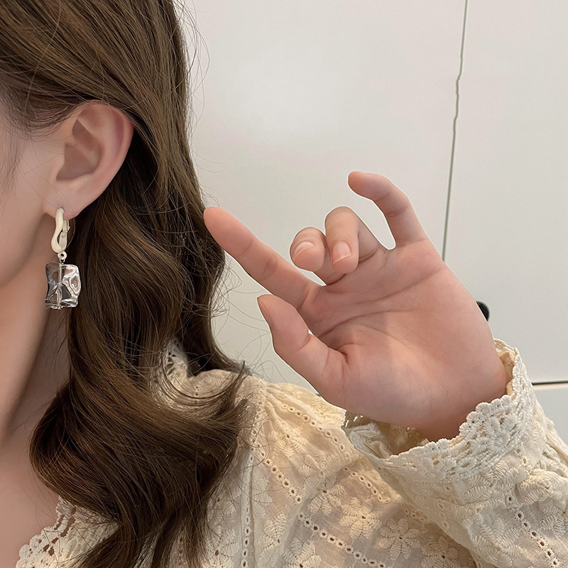 Oversized Sculptural Clear Acrylic Clip-on Earrings For Women_voghion.com