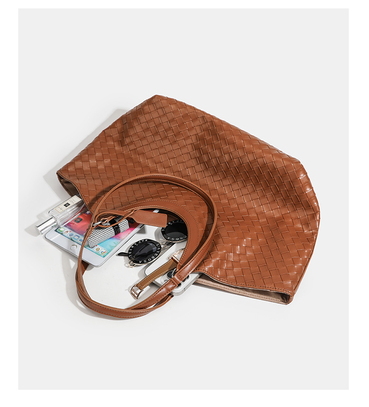 Túi tote da bò dệt kiểu retro cỡ lớn, có túi con rời, quai xách tay và đeo vai — màu nâu, màu đen chi tiết 21