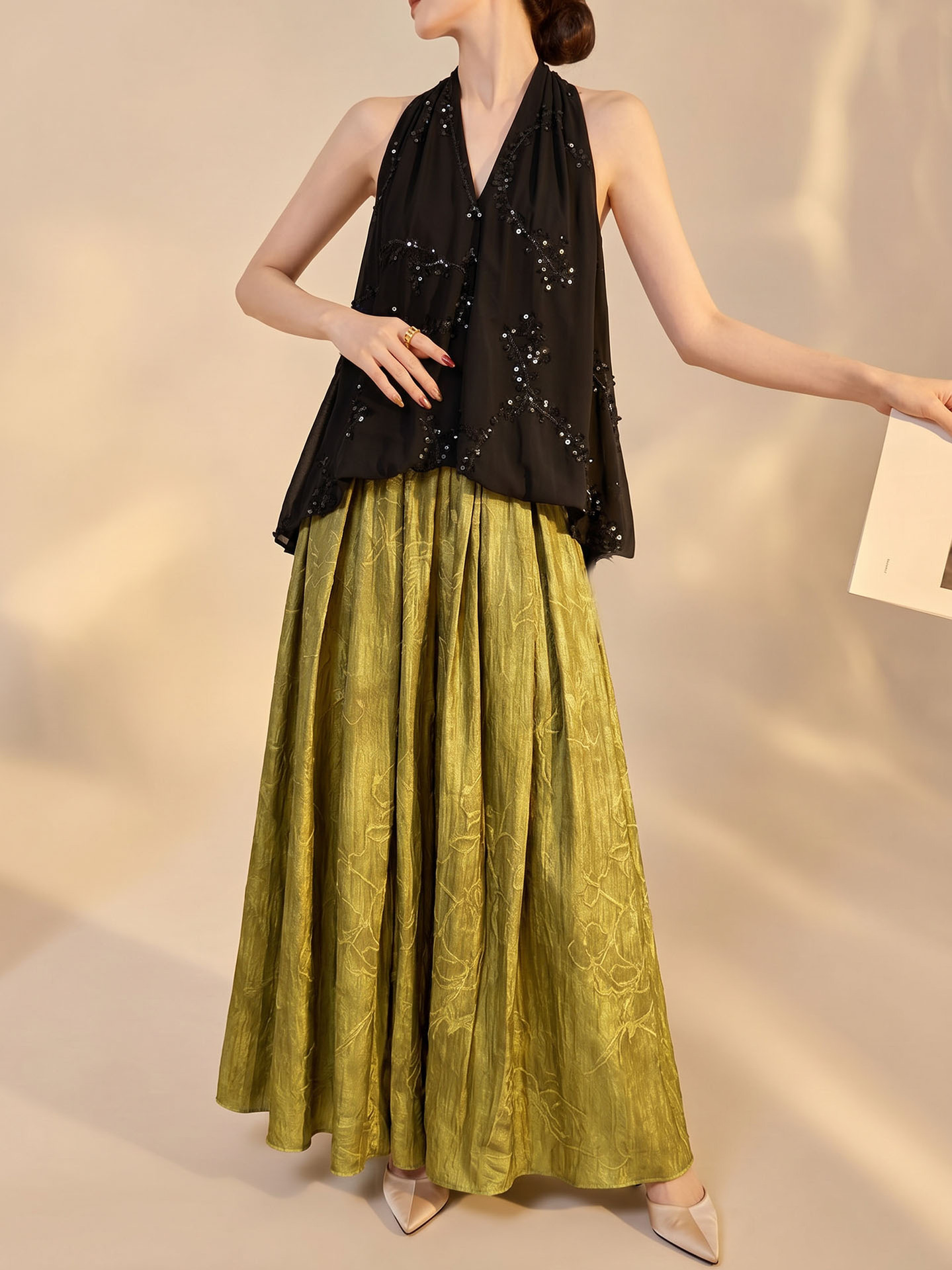 Áo cổ yếm V cổ chiffon thêu sequin không tay form rộng — Sữa hạnh nhân