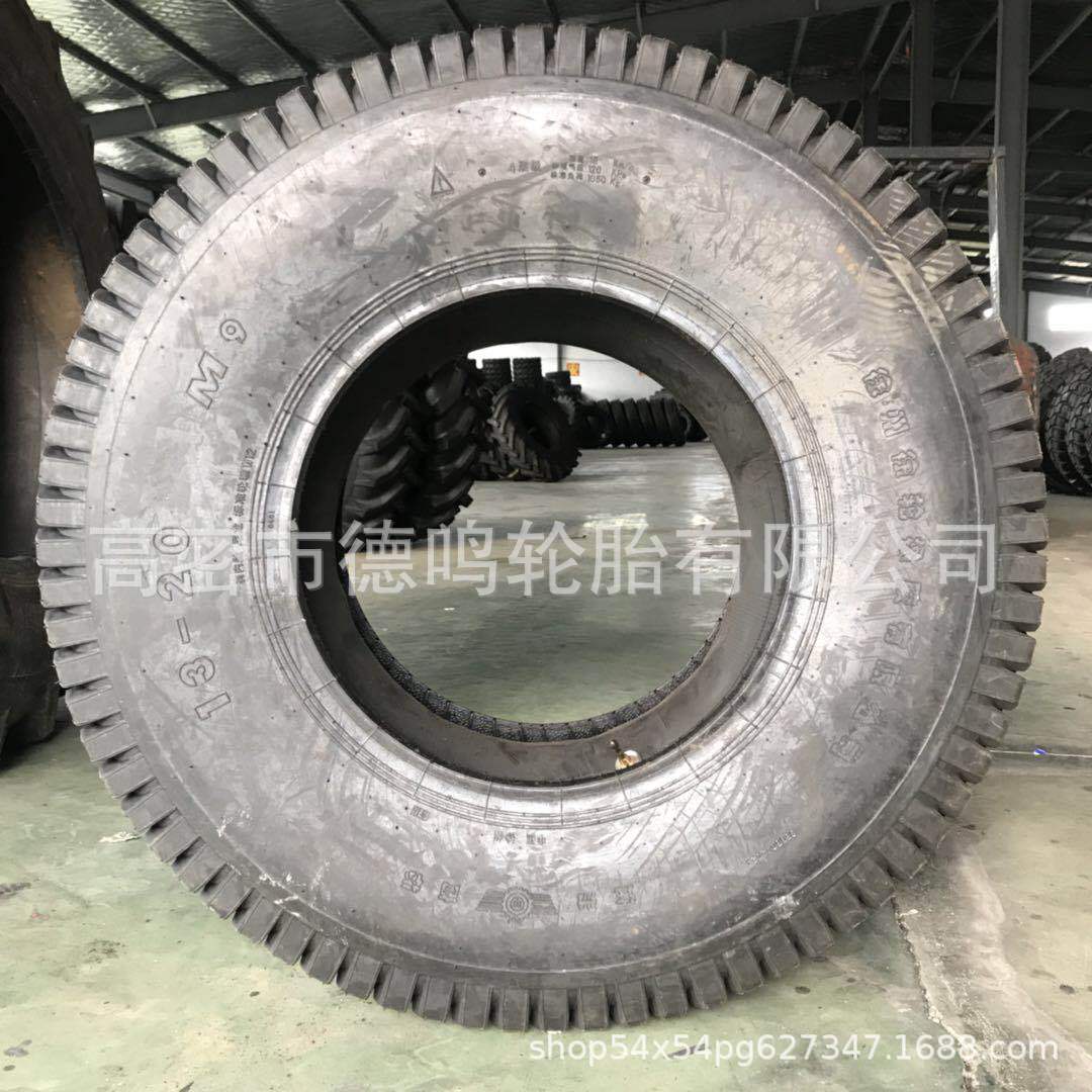 El neumático de césped del tractor 13-20 16.9-30/24 9.5-24 31 × 9,5-16 puede equiparse con anillo de acero