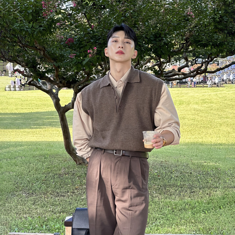 Dark brown polo collar knitted vest for men, spring and autumn, vintage casual sleeveless sweater Dark brown polo collar knitted vest for men, spring and autumn, vintage casual sleeveless sweater