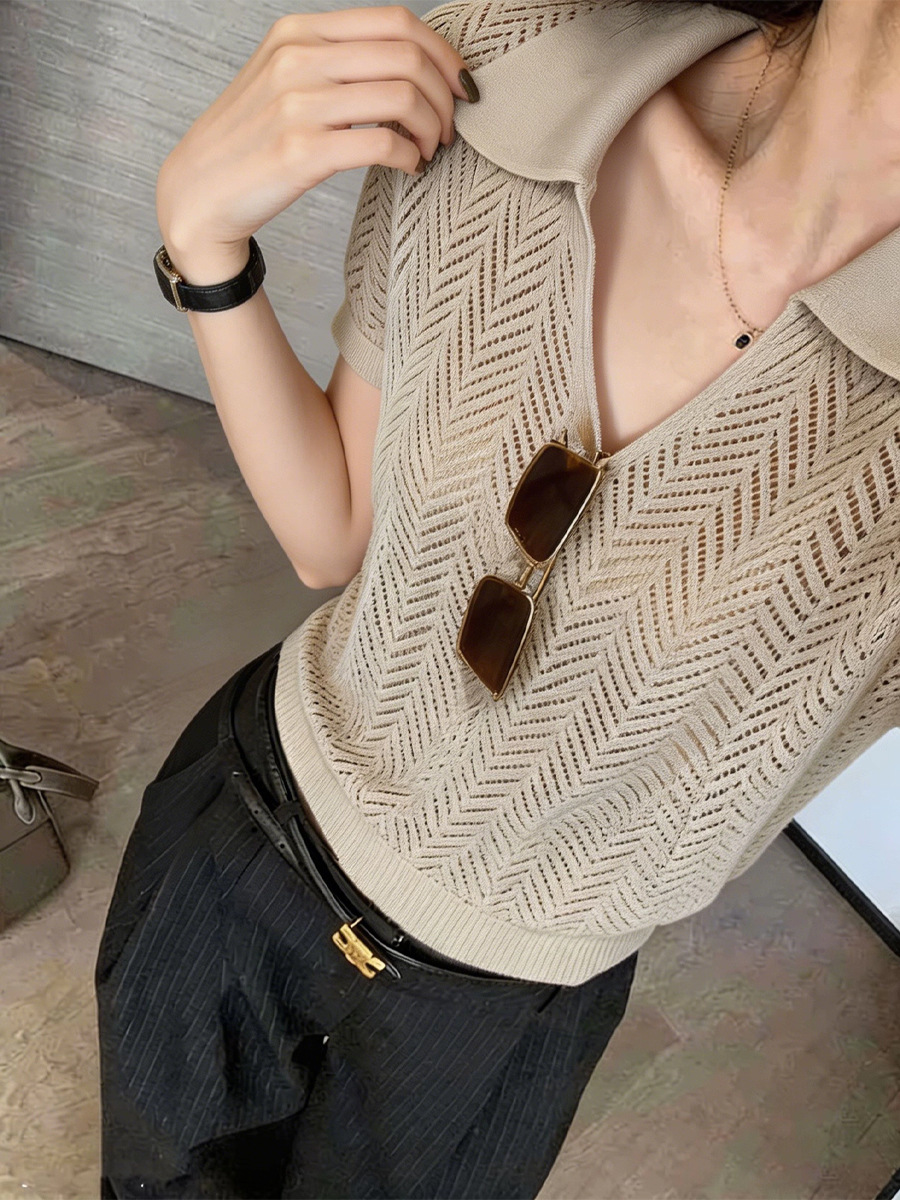 Áo thun nữ cổ tròn dệt kim ngắn tay phong cách Old Money — màu mơ, màu kaki, màu cà phê
