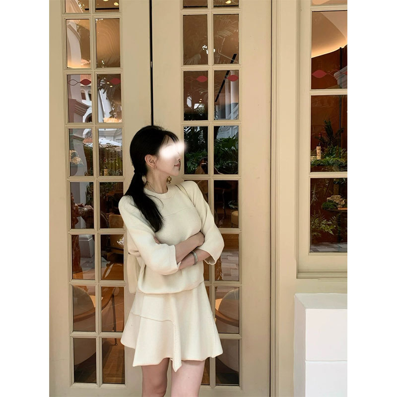 Elegant design skirt with a round collar
