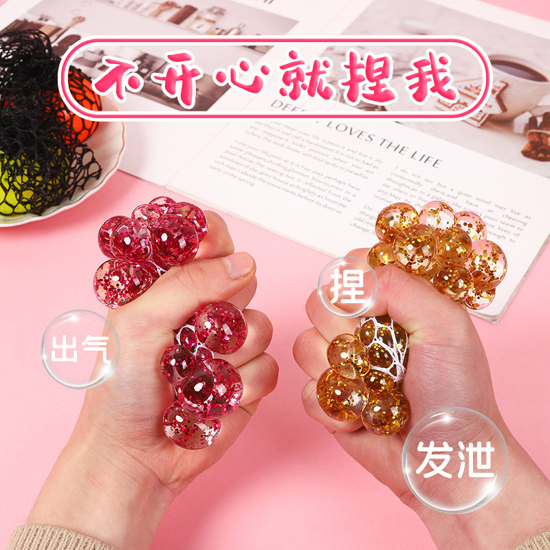 色の玉のブドウのボールはボールを発散します。|undefined