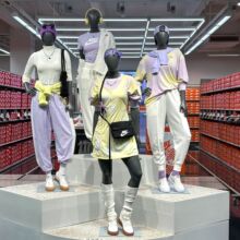 �Ϳ˷��b���\��ģ��չʾ�ܵ���Ů�b��̨����Nike��ģ�ؼ���ȫ����
