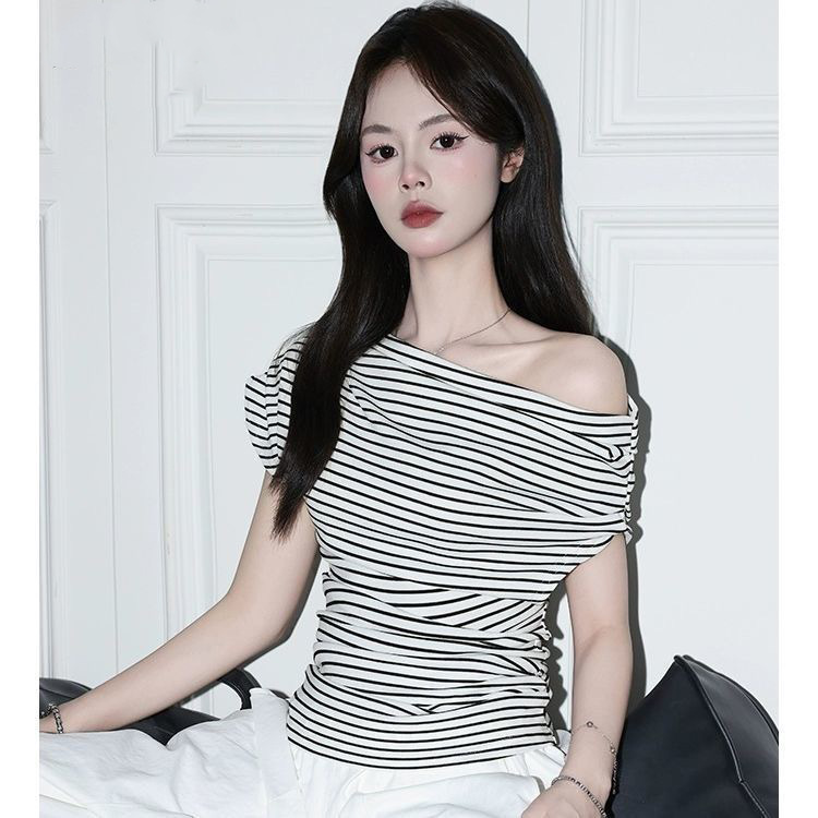Camiseta de hombro inclinada a rayas negras y blancas puras americanas de verano para mujeres con camisas de manga corta casuales para exportaciones de comercio exterior