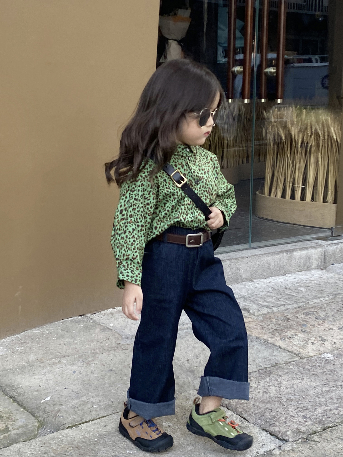 Sin devoluciones ni cambios, precio original 35. Camisa con estampado de leopardo para niñas, nuevo estilo de otoño, camisa infantil moderna y elegante.