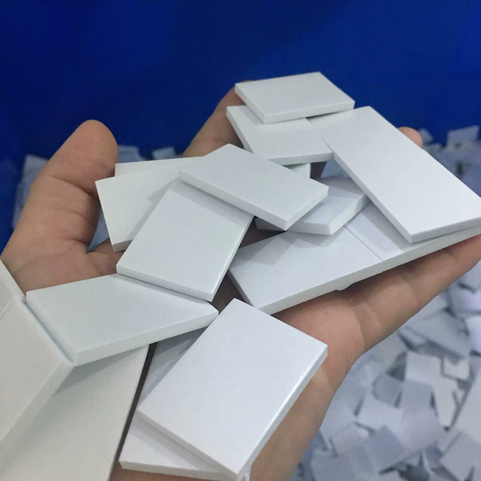 Двусторонняя лента с 3 батарейками, двусторонняя лента из пеноматериала EVA, прочный клей для крючков, круглые подушечки для ног из ЭВА, вспомогательные наклейки без гвоздей.