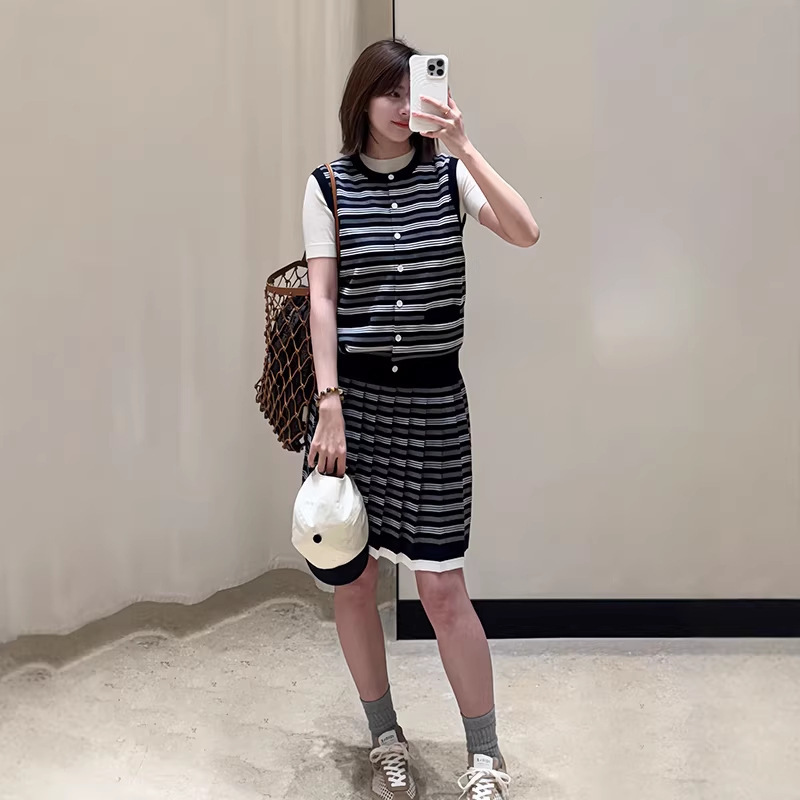 Women's Clothing 2026 Spring New Striped Silk Cotton Sleeveless Knitted Cardigan Casual Pleated Skirt High-End Suit Women's Clothing 2026 Spring New Striped Silk Cotton Sleeveless Knitted Cardigan Casual Pleated Skirt High-End Suit