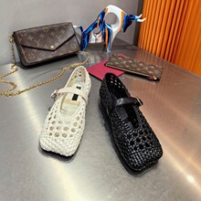 �W��վGŮЬ26���ĕr�о���С��Ƥ�O���^һ�֎�ƽ�׬�����W��Ь