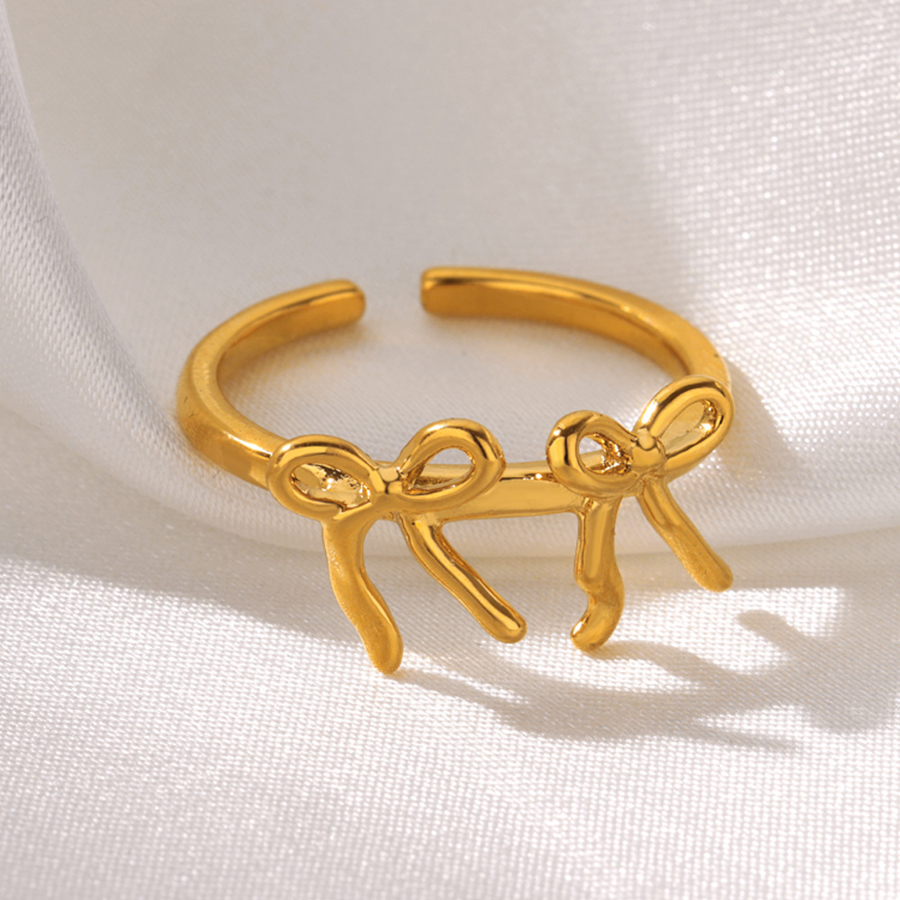 Anelli delicati impilabili bicolore, set di stratificazione in metallo misto di tendenza, fasce sottili minimaliste in oro e argento, simboli di stelle iniziali incisi, impilabili da 3 a 5 pezzi, moda_voghion.com