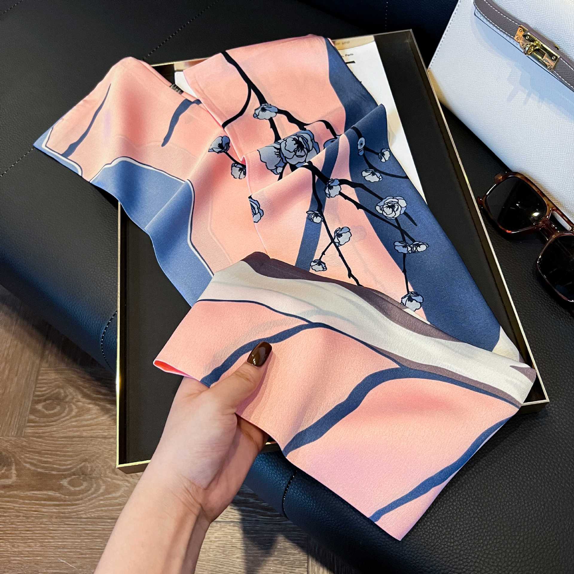 Nueva bufanda de seda pequeña banda larga estrecha para el cabello mujer estilo primavera y otoño moda madre bufanda estilo verano estilo fino serpentina bufanda al por mayor