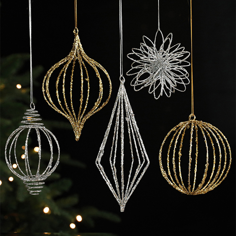 Nuevas decoraciones navideñas de bolas tridimensionales de hierro dorado con forma irregular, adornos colgantes para árboles de Navidad, suministros decorativos para crear ambiente festivo.