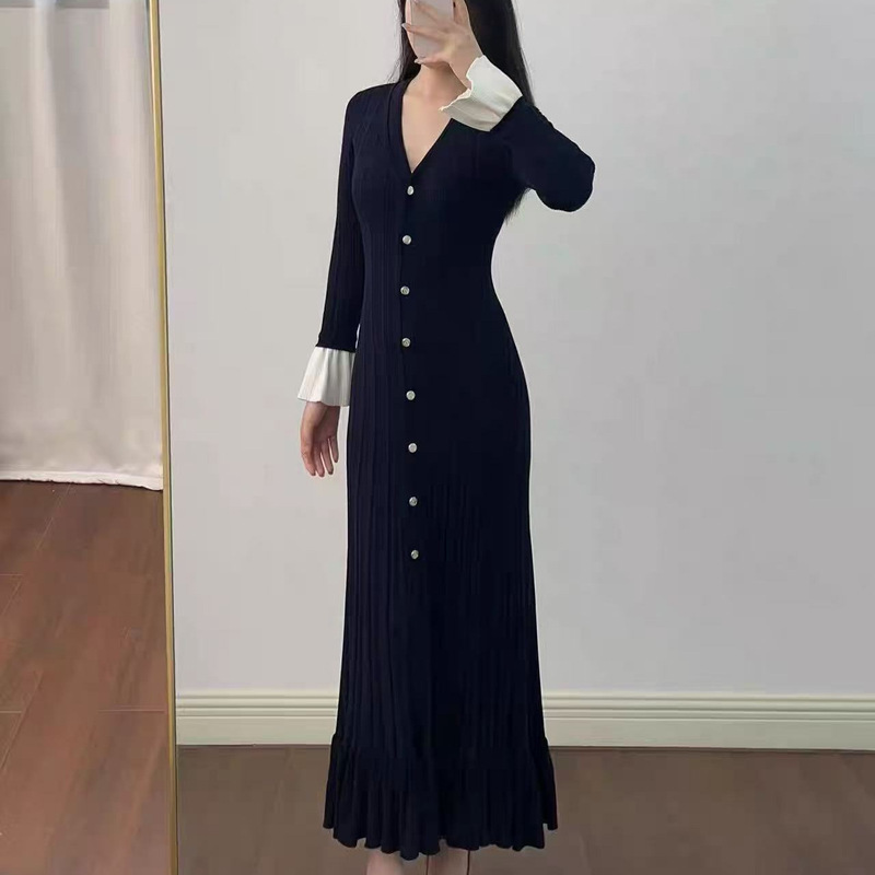 French Accessible Luxury S 2025 Early Autumn Elegant Elegant Bell Sleeve V Neck Slim Ruffled Knitted Dress for Women French Accessible Luxury S 2025 Early Autumn Elegant Elegant Bell Sleeve V Neck Slim Ruffled Knitted Dress for Women