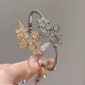 项链;耳钉;手链