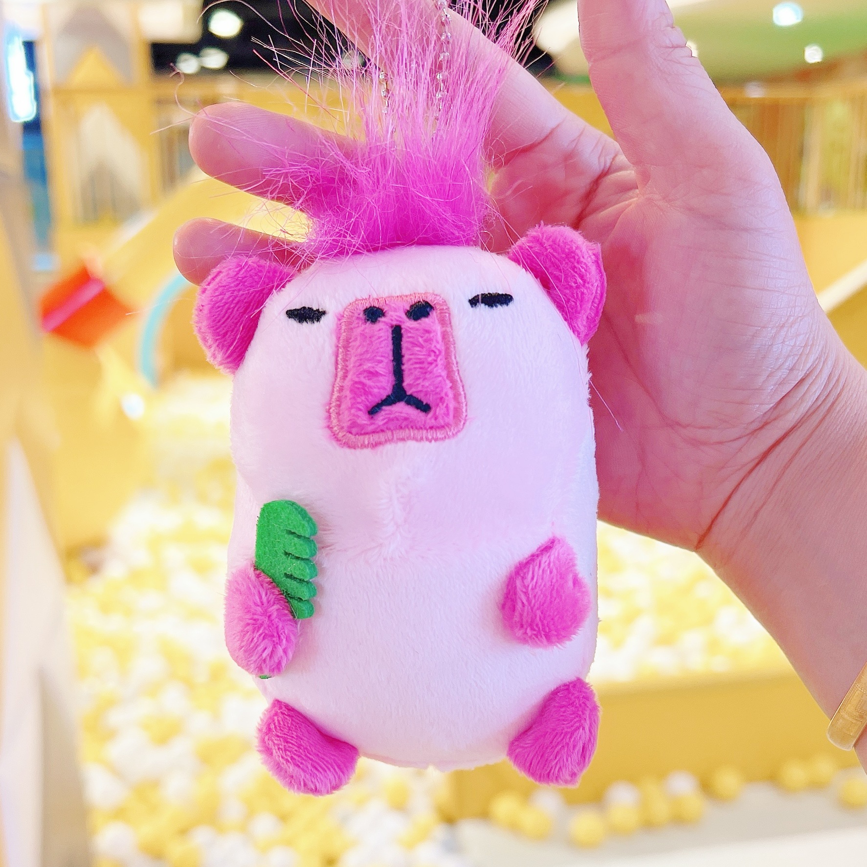 핑크 빗 긴 머리 카피바라 + 비드 체인