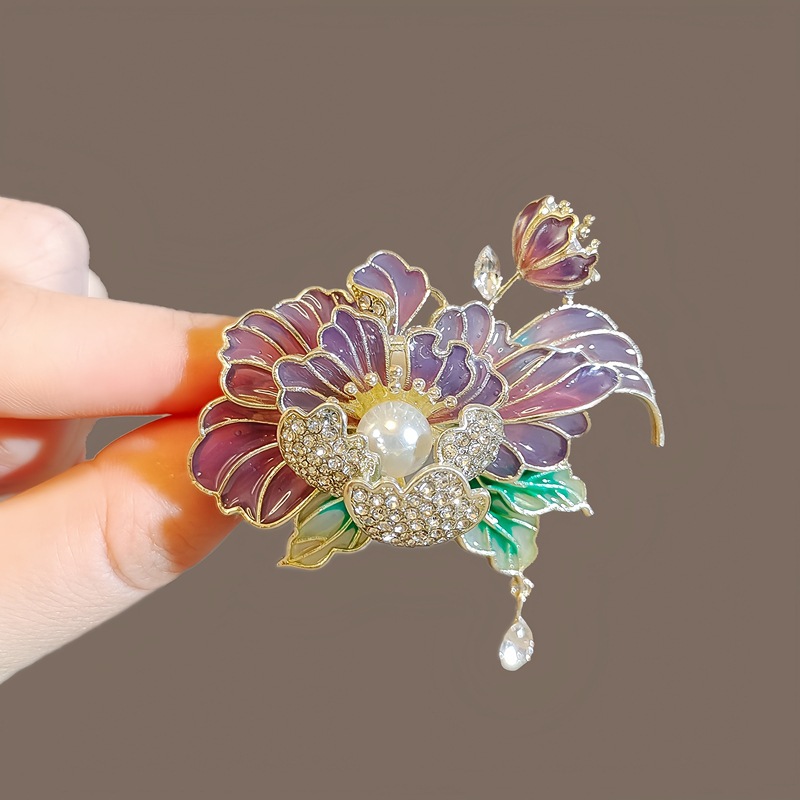 Alfinete de broche flor de peónia com esmalte e pérolas_voghion.com