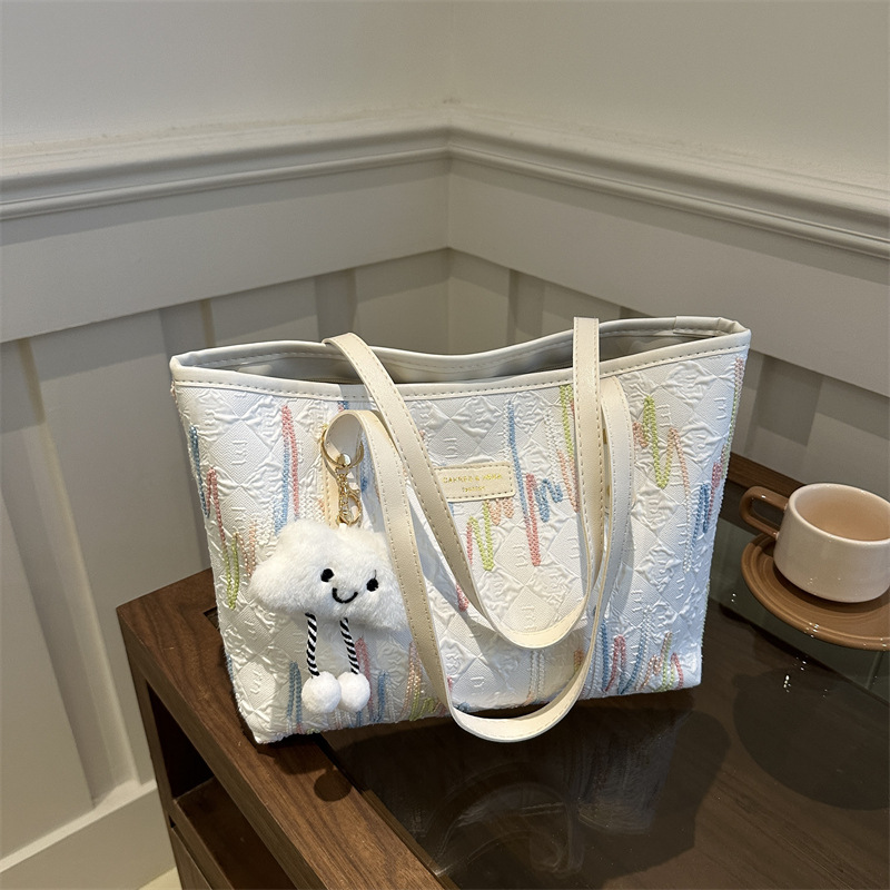 펜던트가 달린 흰색