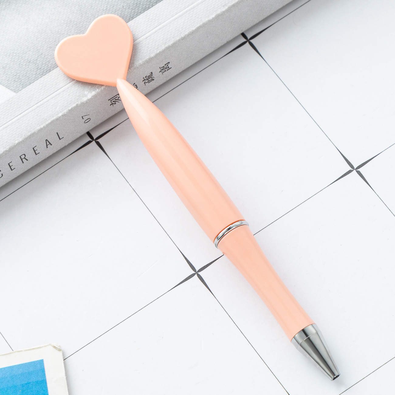 Amor bolígrafo de plástico al por mayor estudiantes papelería regalo bolígrafo publicitario puede imprimir logotipo de plástico en forma de corazón bolígrafo de torsión