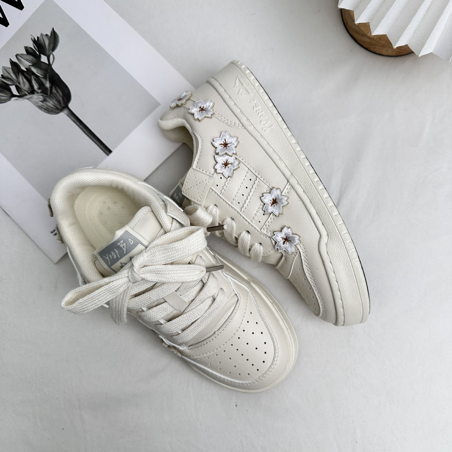 Leche en polvo de onda lejana, suela gruesa, zapatos de entrenamiento alemanes, zapatos de cuero de primavera para mujer 2025, zapatos blancos para estudiantes chic, zapatos casuales