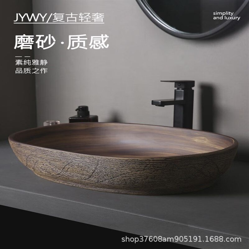 レトロな台の上のたらいは古い輸出の屋外の洗面器の庭の芸術のたらいのトイレの陶磁器の洗面器のベランダをまねて洗います。|undefined