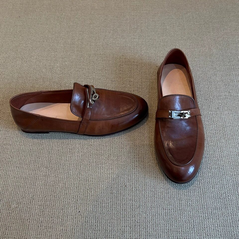 Giày lười nữ da bò mũi tròn khóa cài kiểu ngựa, đế bằng gót trong 3–6 cm — Màu caramel, màu đen