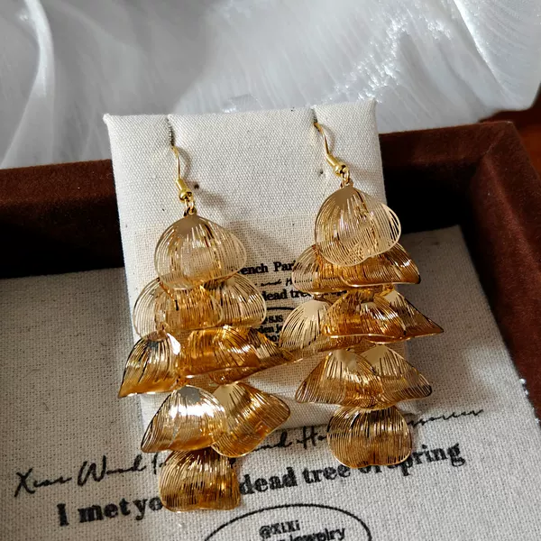Gold Hollow Petal Tassel Earrings: Luxurious, High-End, Vintage Fashionable Earrings with a Stylish Design, Versatile Drop Earrings Wholesale