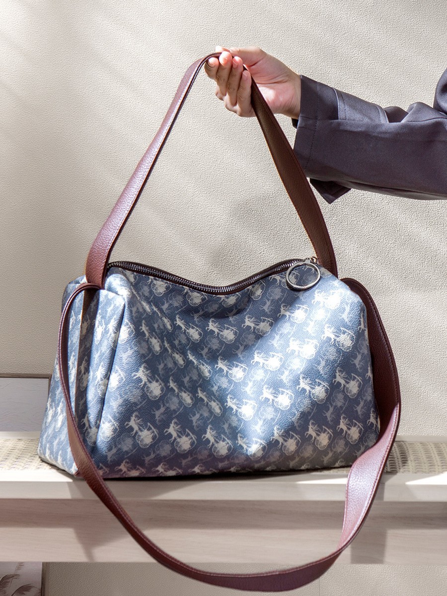 Bolsa impresa de gran capacidad para mujeres 2025 invierno nuevo nicho de textura de alta calidad para viajar mochila de hombro