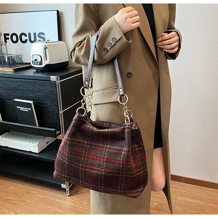 Large capacity tote female niche design, commuting outdoor travel bag, high-end casual autumn and winter new item_voghion.com