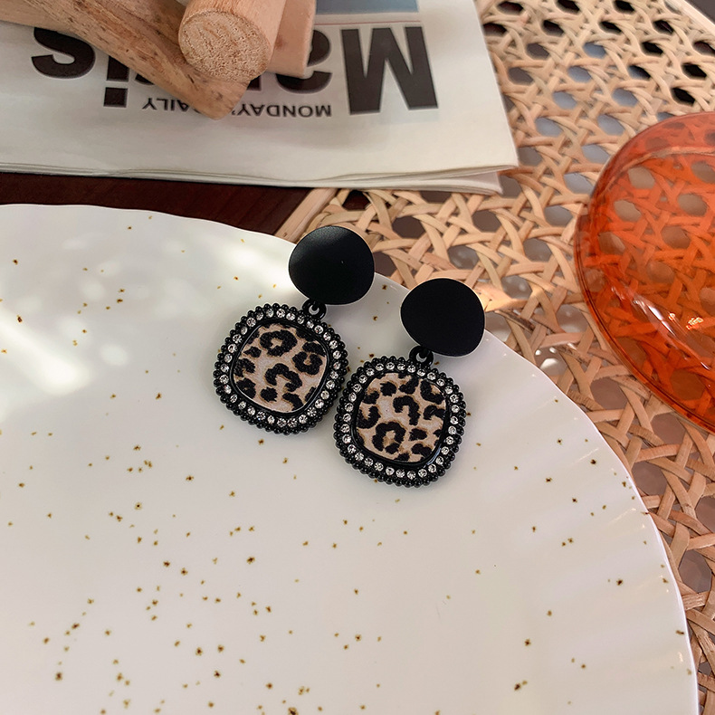 Retro Geometric Stitching Checkerboard Leopard Pattern Earrings Wholesale Jewelry Nihaojewelry display picture 7