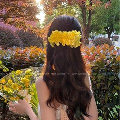 易夢玲は同じバラのツイストヘアクリップの女性の気質を合わせて後頭部にサメのクリップの髪飾りをつけます。